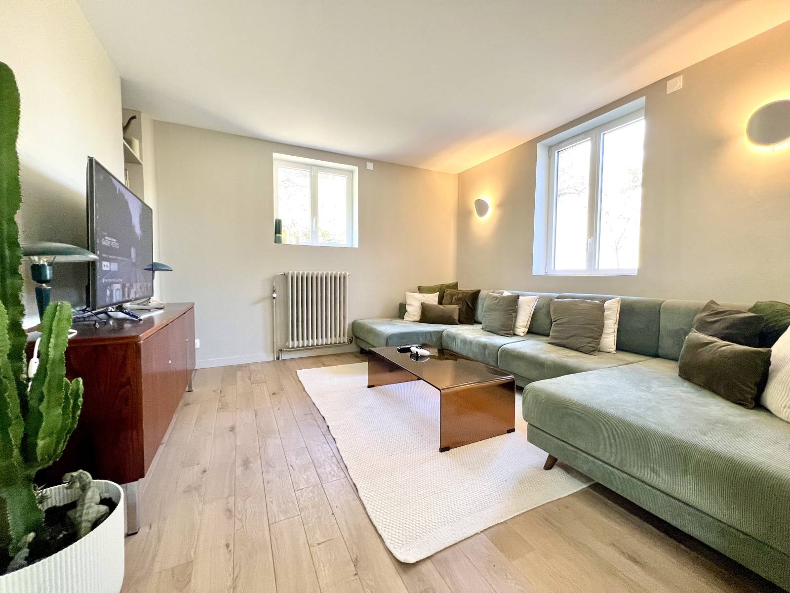 scenery or set design intended specifically for photography or filming sessions in FRANCE