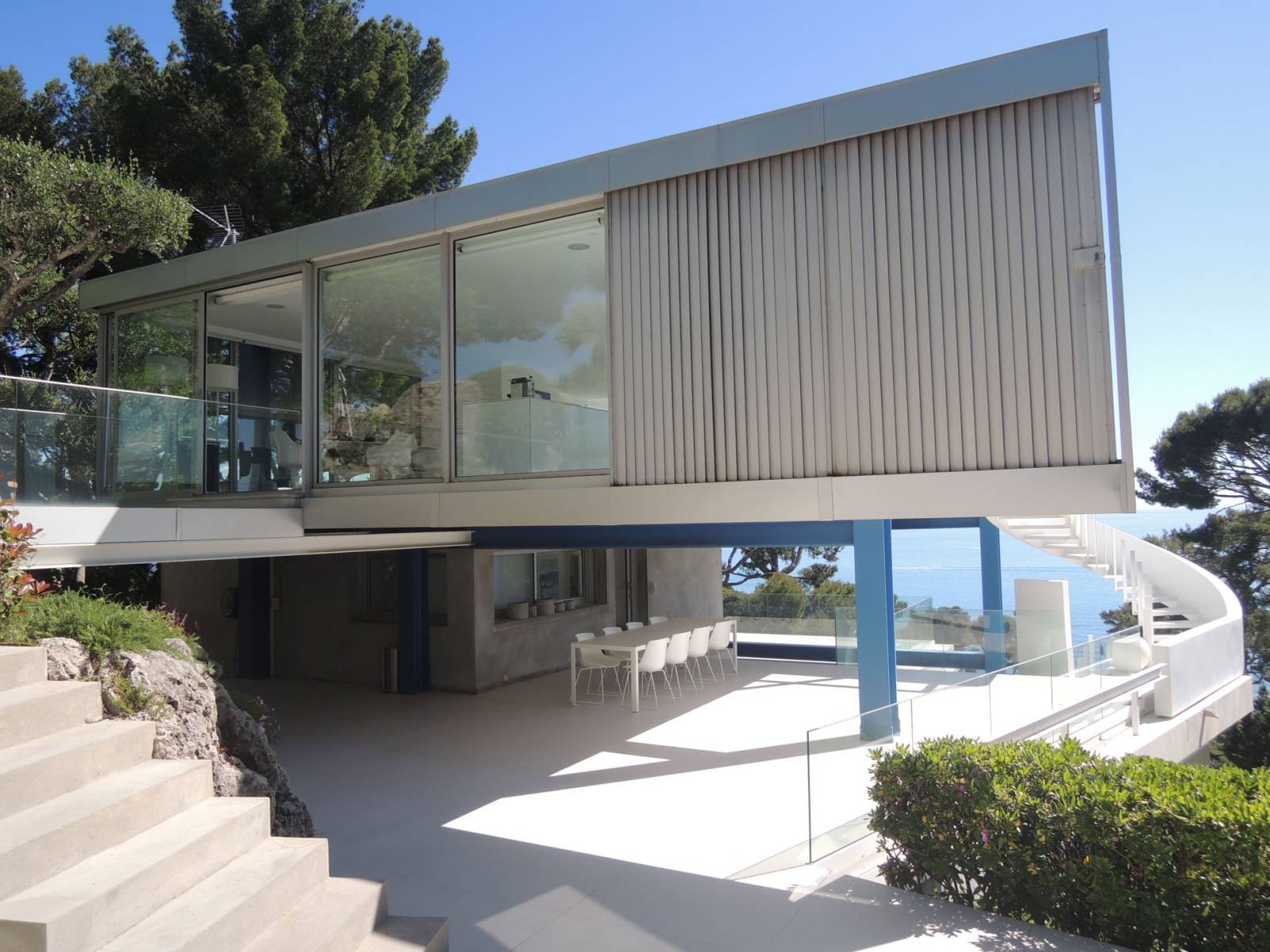 Rent a 1970s house with sea view for filming in the south of France