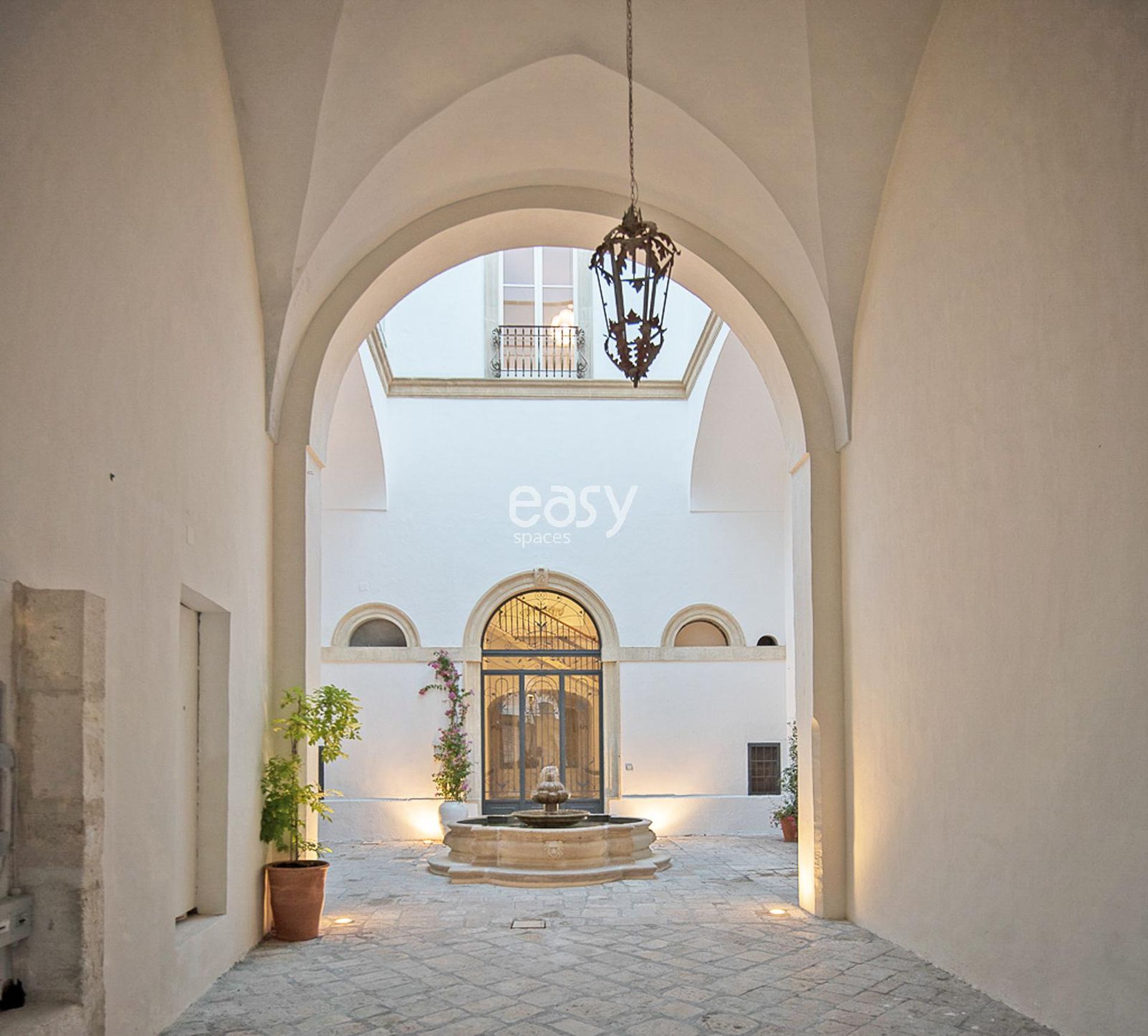 Outdoor photoshoot locations at Southwest of France : natural landscapes and architectural environments