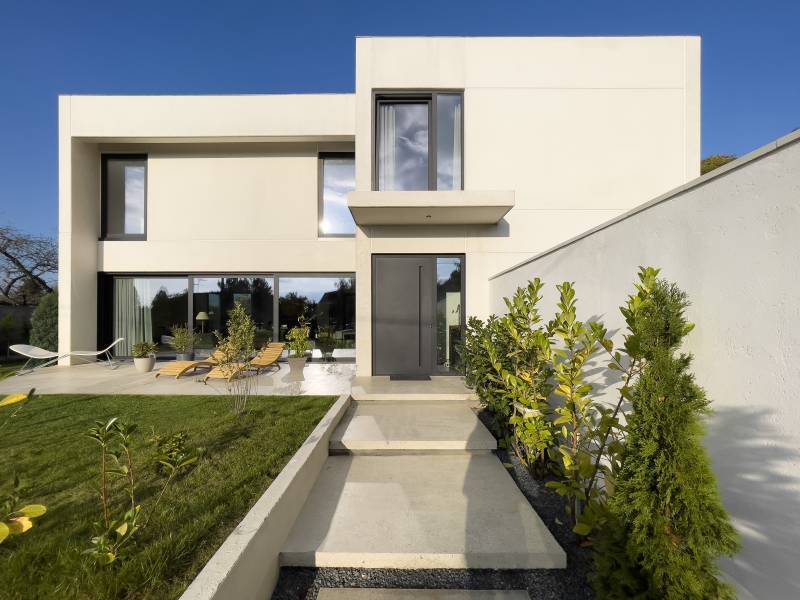 to rent a contemporary villa in France for an exclusive and professional photo shoot session in Paris