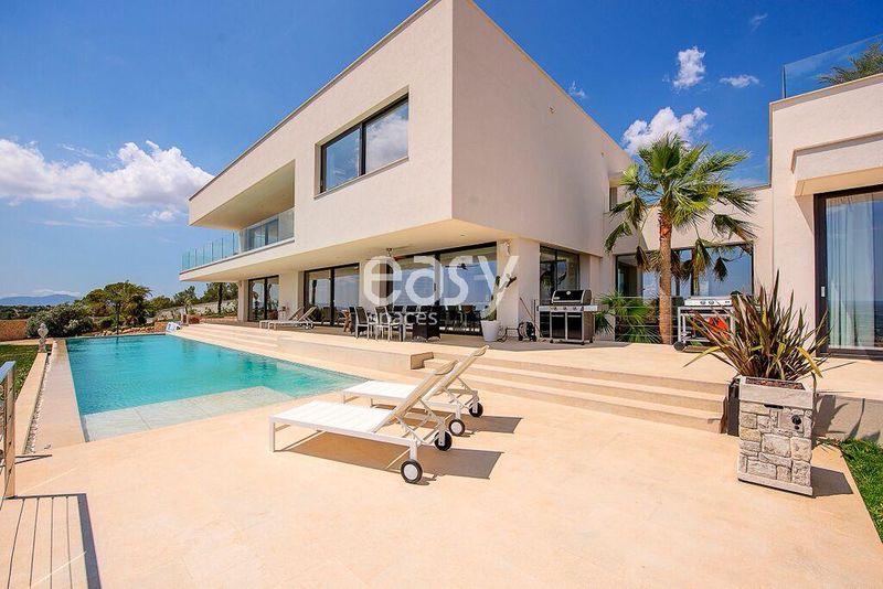 Contemporary house designed for professional photo shooting sessions located in Spain