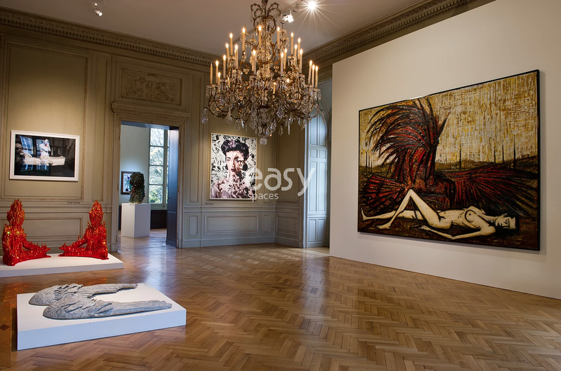 Shooting location specifically chosen in the beautiful city of Bordeaux