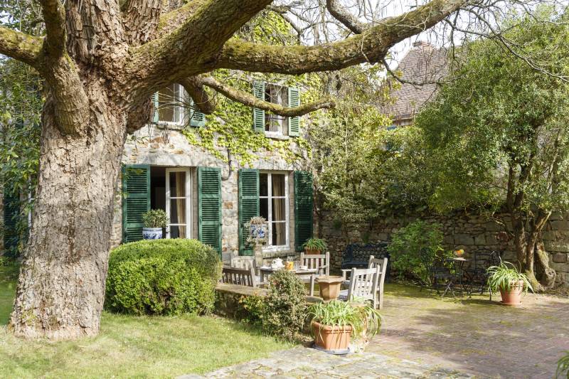 Rustic countryside decor setting for a professional photo shoot in France, Paris