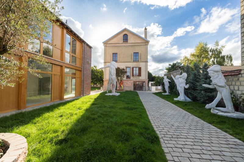 Showroom space in Paris featuring a beautiful and spacious garden area