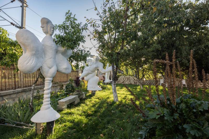 room rental with garden in Paris, FRANCE, available for events and gatherings