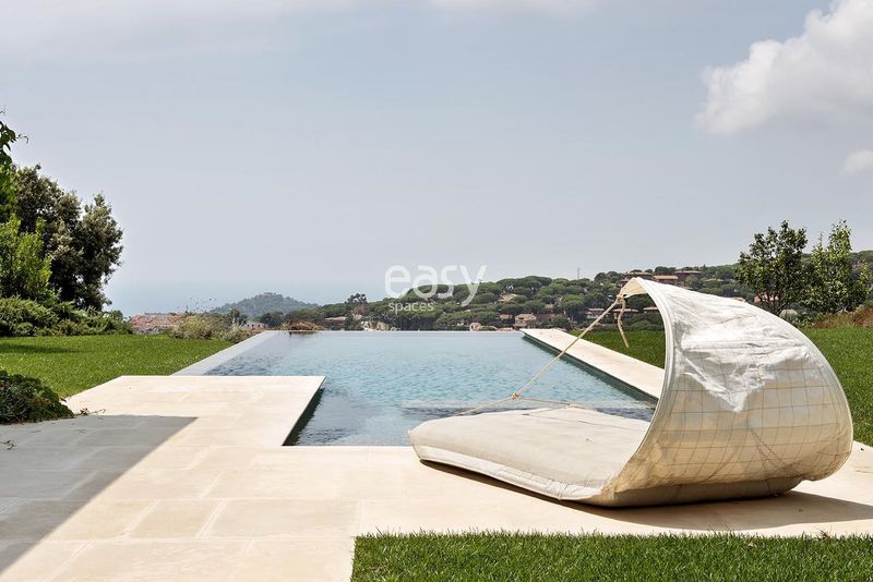 location of the photoshoot taking place in beautiful Barcelona city