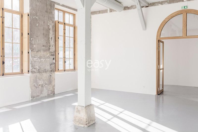 showroom space available for rent in the heart of bustling Paris city