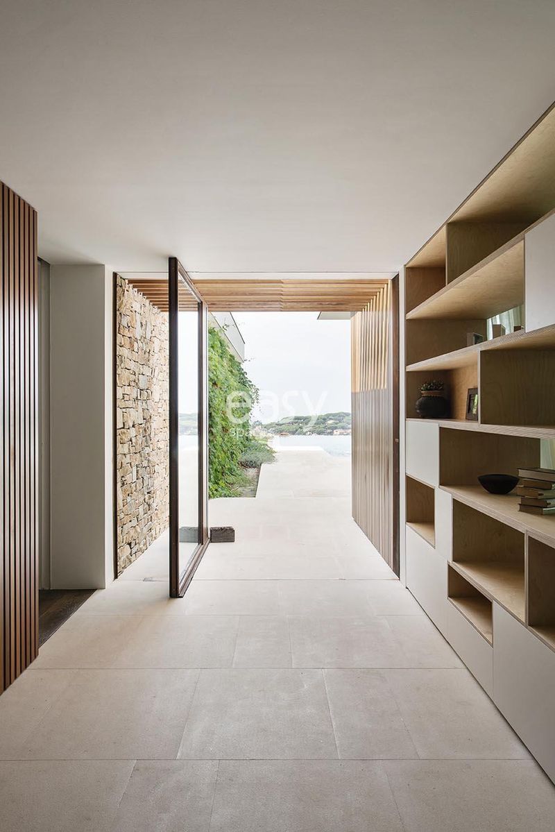 find a suitable location for a professional photo shooting in the city of Barcelona in Spain