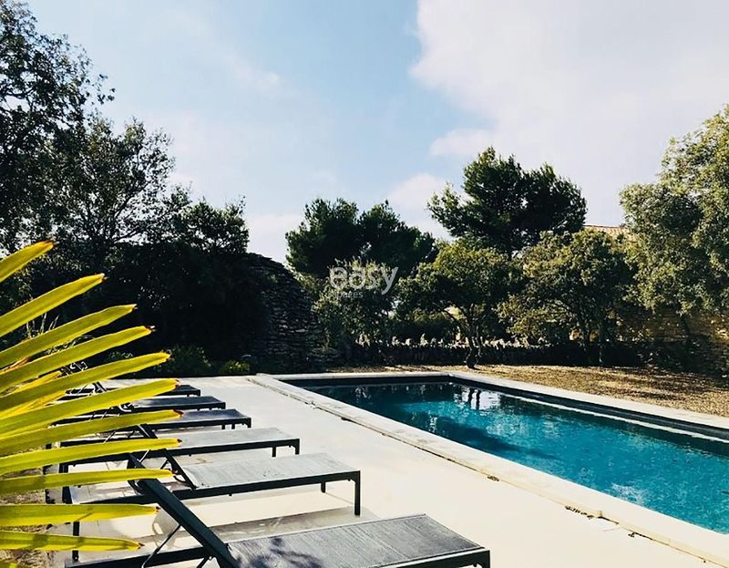 Film set decoration representing the scenic landscapes and cultural heritage of the Luberon region
