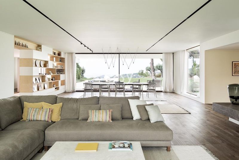 find a suitable and convenient filming location in the vibrant city of Barcelona