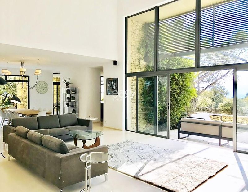 Private villa available for rent specifically for filming purposes in the Luberon region