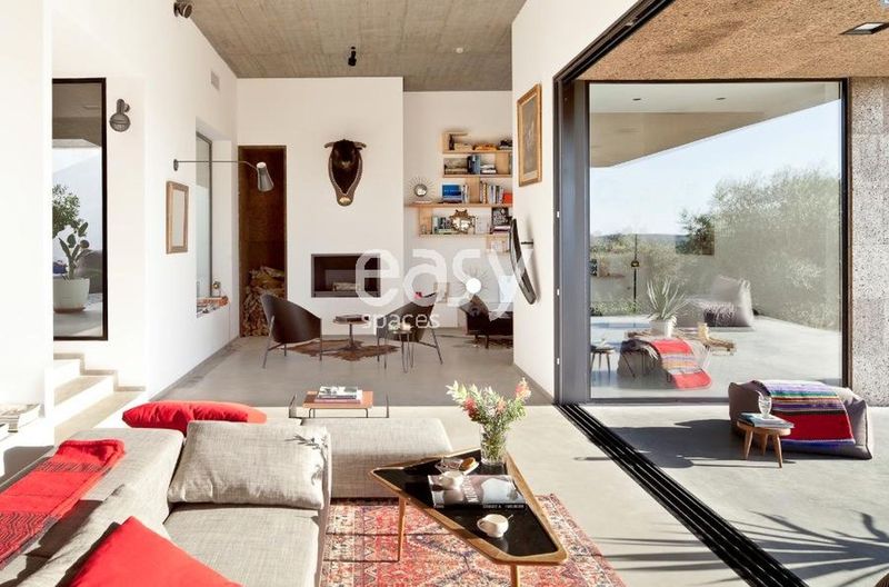 looking for a suitable location to organize a fashion show event