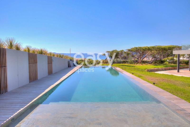 Renting a beautiful house with a swimming pool and an amazing sea view in the Provence-Alpes-Côte d'Azur (PACA) region in France for a filming project