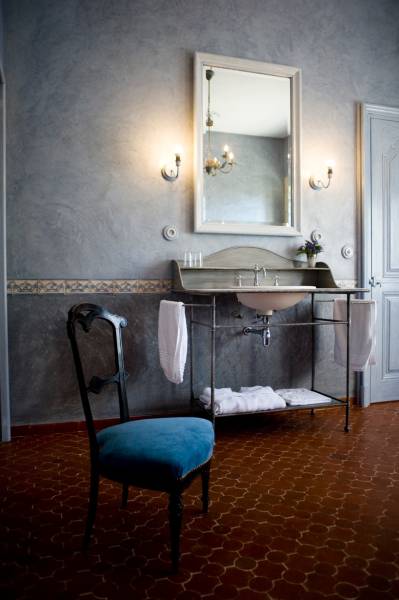 find a patinated decor for a film shoot in Tours