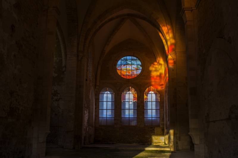 rent a patinated location for an editorial shoot in Tours