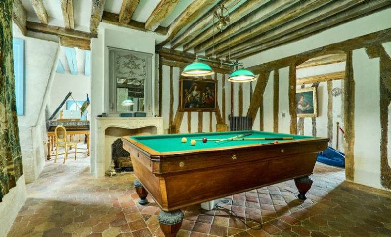 rent a private mansion for a film shoot in Paris