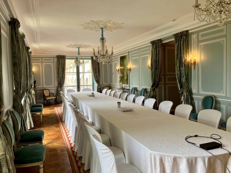 rent a beautiful mansion for a film shoot in Paris