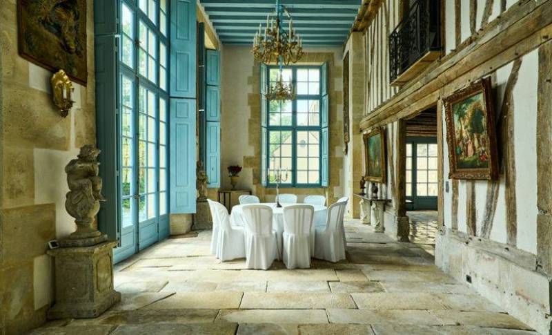 Venue rental for filming in Paris