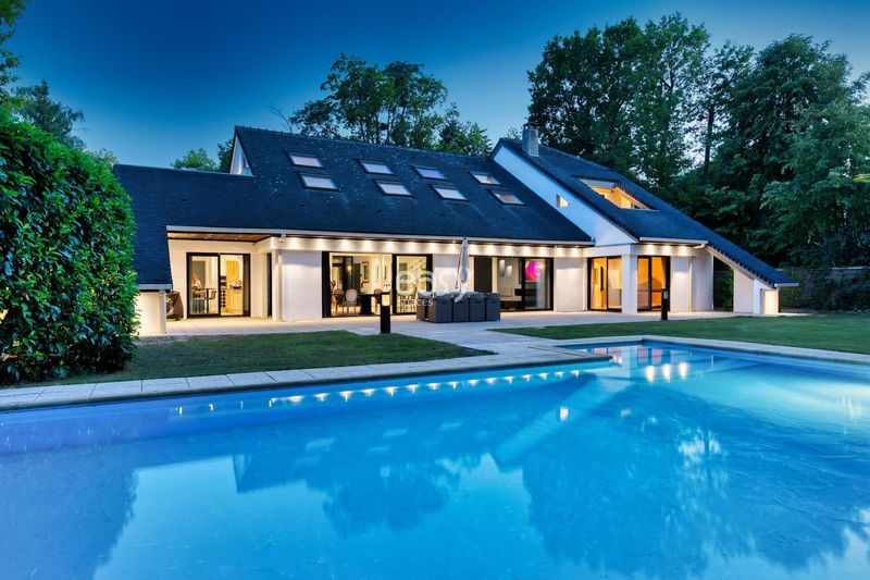 Contemporary house perfectly designed for professional photoshoots in Paris, France