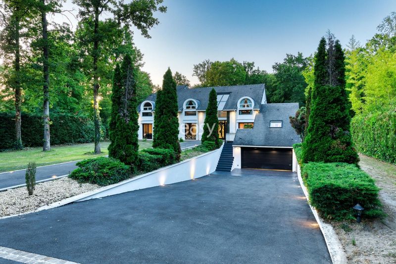 House for the Vehicle Launch Event in Paris, France, Dedicated to Innovative Automotive Solutions