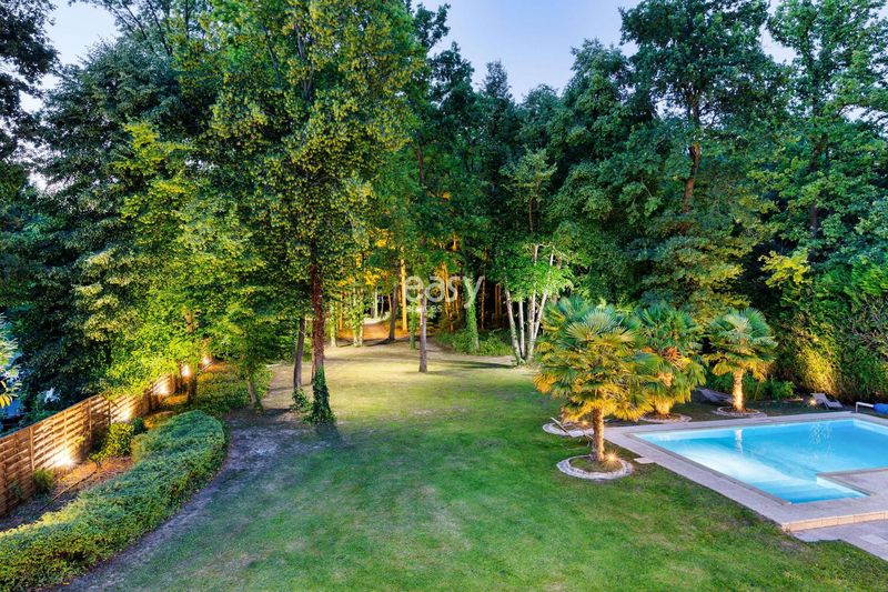 House with swimming pool suitable for hosting events in Paris, FRANCE