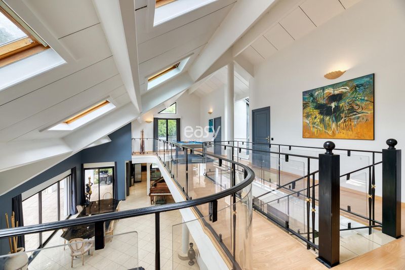 Renting a contemporary villa for professional photo production in Paris, France