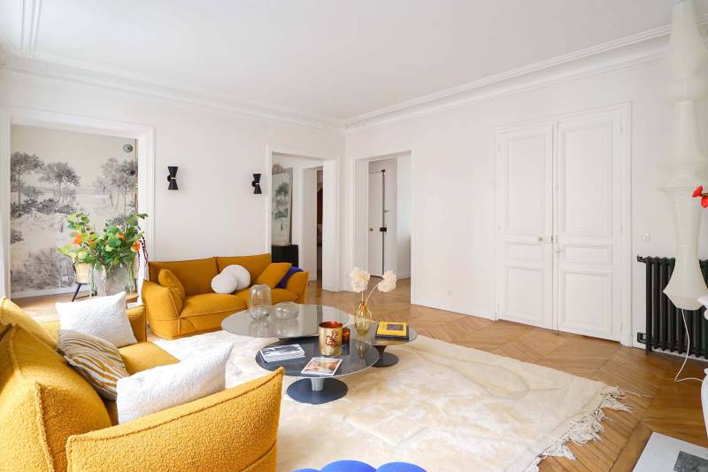 Paris creative location with parquet and moldings