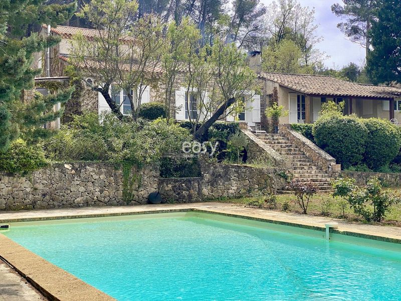 Traditional bastide house available for rent in FRANCE specifically for professional photo shooting sessions