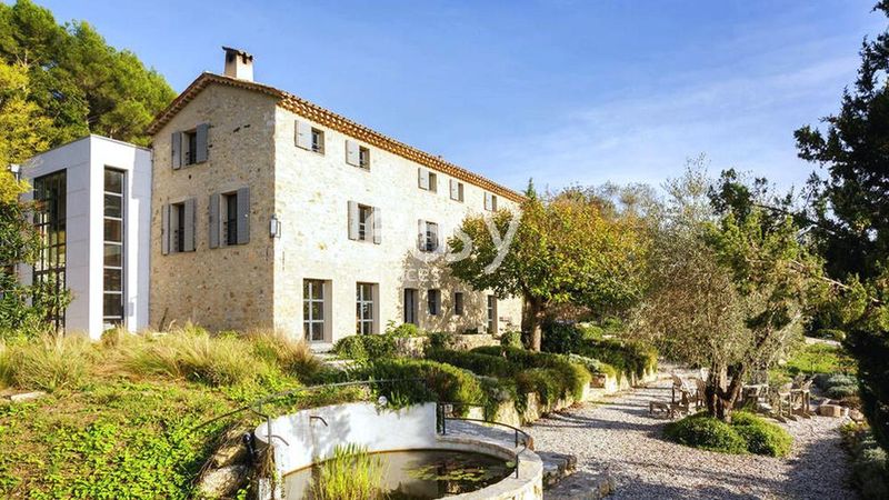 Rent a beautifully renovated bastide perfectly suited for professional photo shoots and creative visual projects