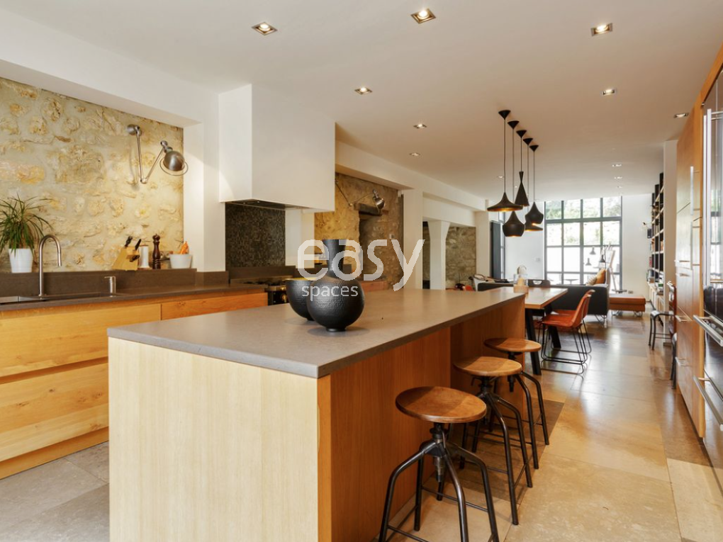 location of the specific place chosen for the photo shoot in Cannes