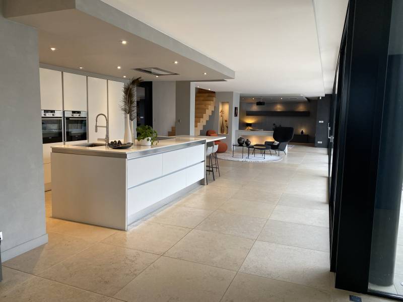 location in FRANCE available for rent as a shooting location specifically for professional photographic production purposes