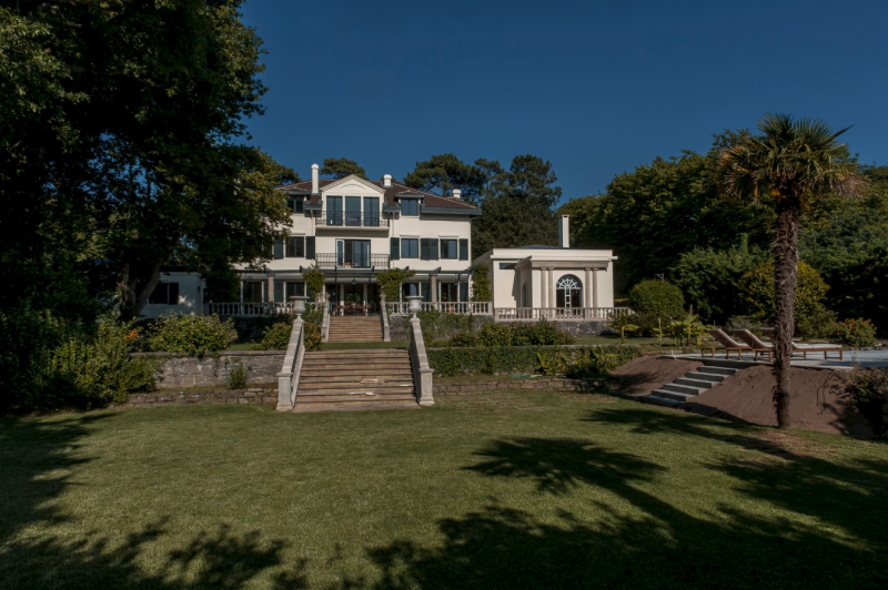 rent an elegant villa in FRANCE for a stylish and unforgettable corporate or private event in Biarritz