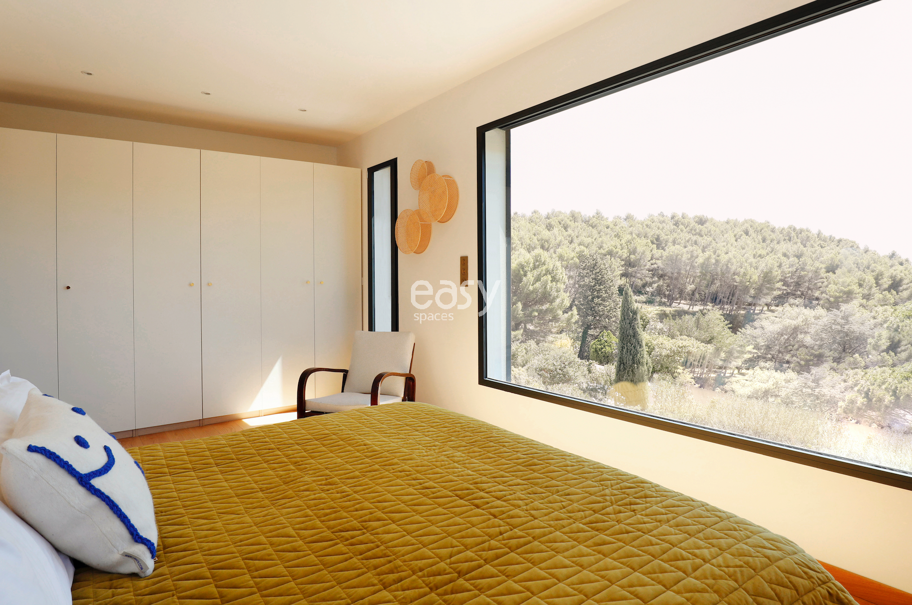 a location with 1970s style aesthetics perfect for photo shoots in the Gard region