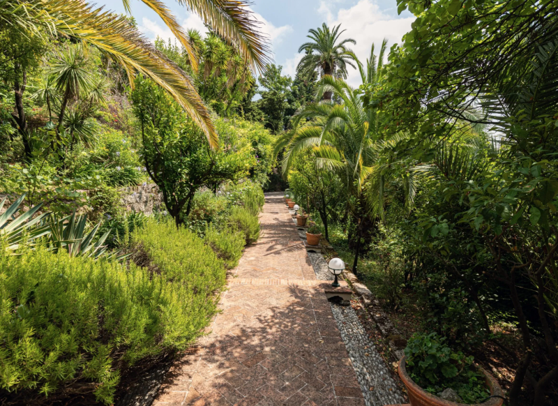 Shooting location in France featuring a lush and beautifully maintained garden with abundant greenery