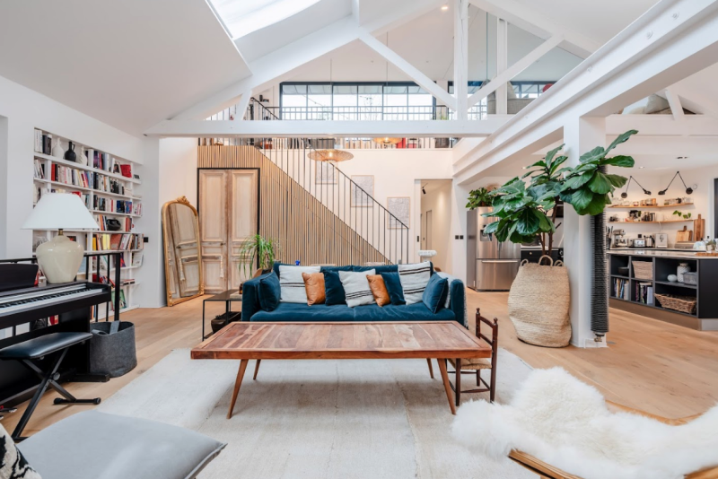 Bright open-plan living space with exposed beams and open kitchen, contemporary rooftop loft for photo shoot and film production near Paris | Easy Spaces