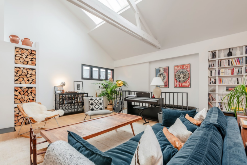 Bright living room with fireplace, high ceilings and skylight,  Paris loft rental for film production and photo shoots | Easy Spaces