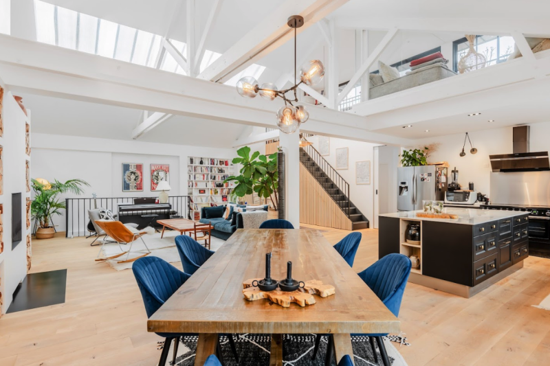 Open-plan loft with dining area, living room and open kitchen, production-ready location for rent near Paris | Easy Spaces