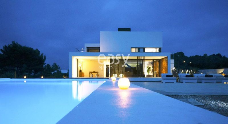 Renting a Stylish and Contemporary Villa for an Exclusive Photoshoot Opportunity in Ibiza