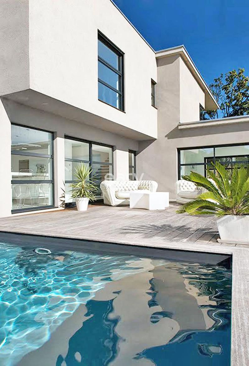 Location scouting and identification of places with swimming pools in the city of Lyon