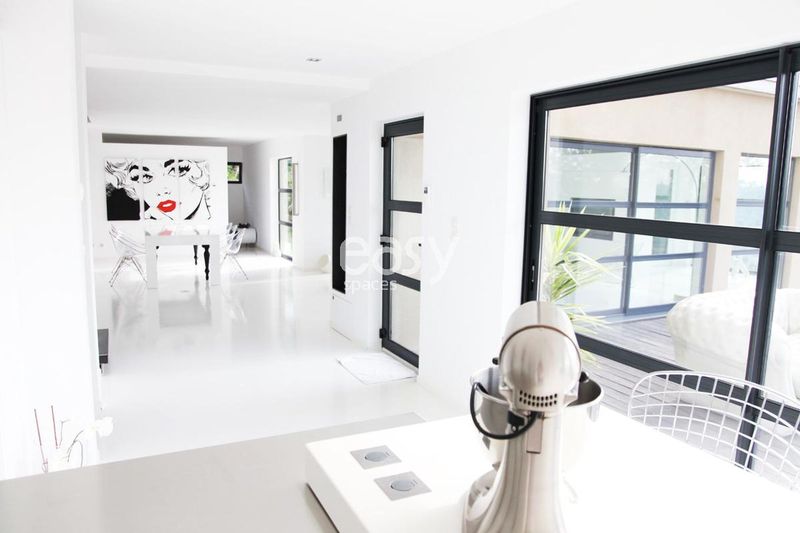 contemporary villa location suitable for photo production near Lyon