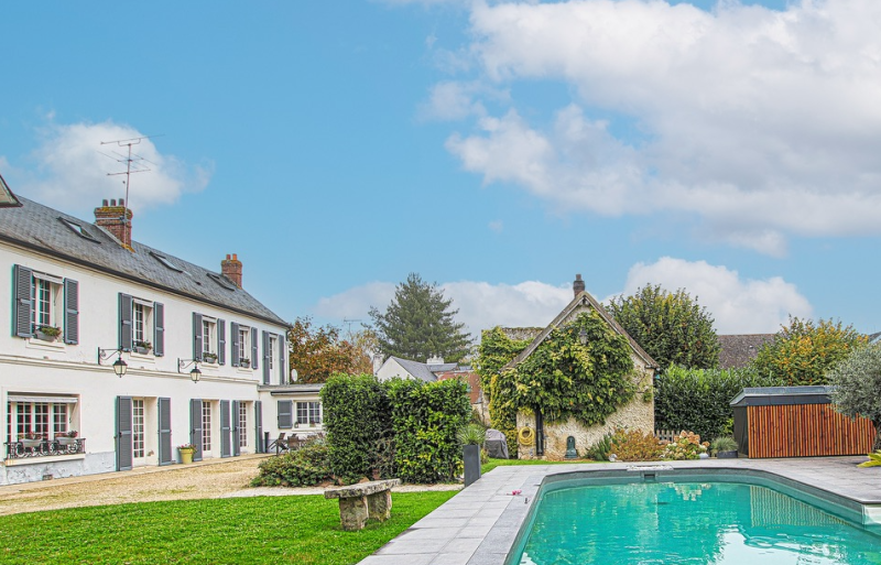 House with swimming pool ideally suited for photo shoots in Paris, France with beautiful scenic backgrounds