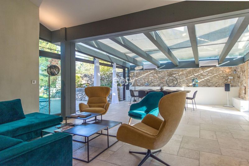 Renting a private villa for fashion photo shoots in Aix-en-Provence and its beautiful surroundings