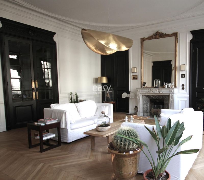 Shooting location specifically chosen in the beautiful city of Paris