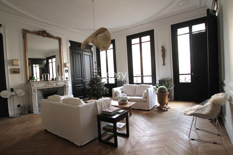 shooting location with parquet flooring and ornate moldings in paris