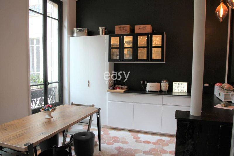 Decorative setting specifically designed for a professional photo shoot located in Paris, 75