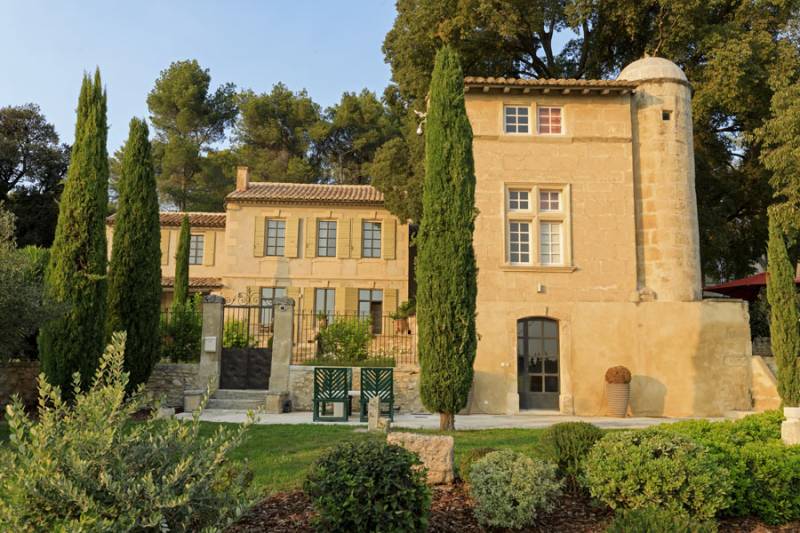 Set and scenery available for rent in the beautiful Provence region of France, ideal for photo shoots and filming purposes