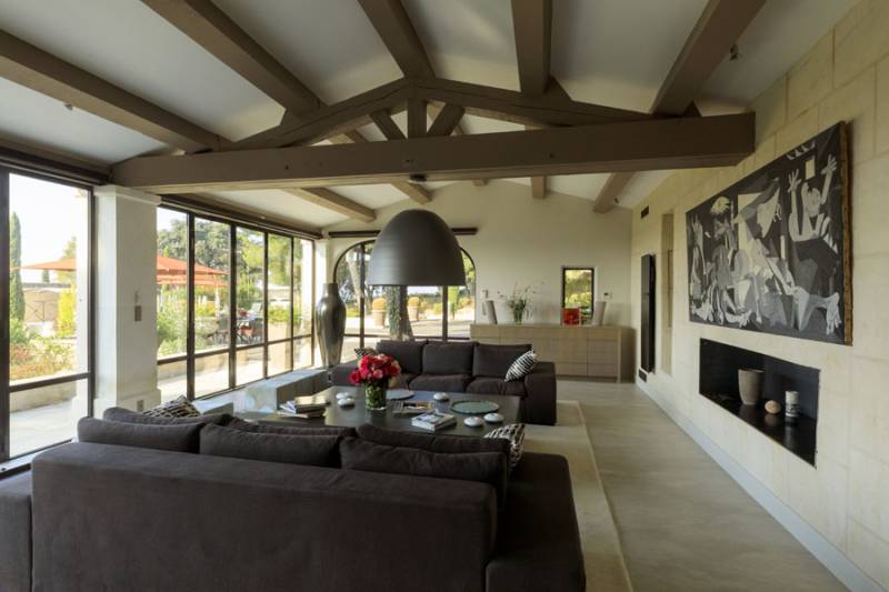 Event venue available for rent in the Alpilles region of FRANCE for special occasions and corporate functions