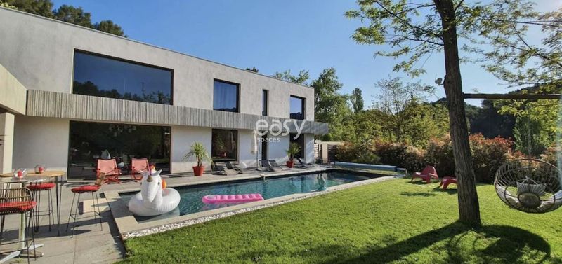 contemporary villa located in Aix en Provence, France, available for filming purposes