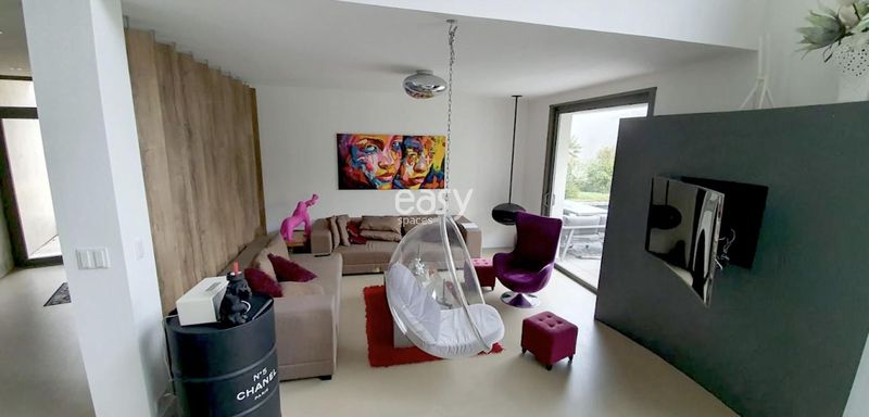 Modern villa perfectly suited for a professional photo shoot in Aix-en-Provence, FRANCE