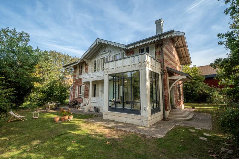 Location Scouting Agency Specializing in Paris 75 FRANCE with Extensive Experience